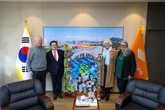 백승주(왼쪽 두번째) 전쟁기념사업회장과 오기백 다니엘(맨 왼쪽) 신부, 미쉘 윈트롭(맨 오른쪽) 주한아일랜드대사, 작품을 기증한 재클린 도위(오른쪽 두번째)여사가 작품을 들고 기념촬영하고 있다. 전쟁기념사업회 제공.