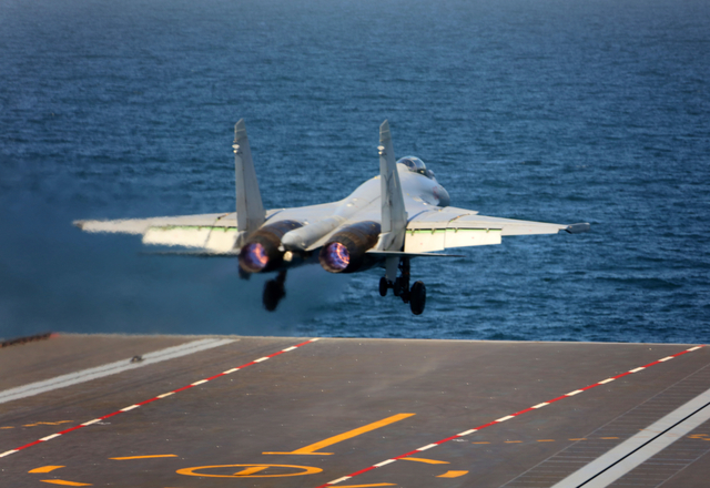 지난 9월 중국 항공모함 중 최초로 전자식 캐터펄트(사출기)를 장착한 중국의 세 번째 항모 푸젠호에서 함재기 J-15T가 캐터펄트를 이용해 이륙하고 있다. 신화통신 연합뉴스