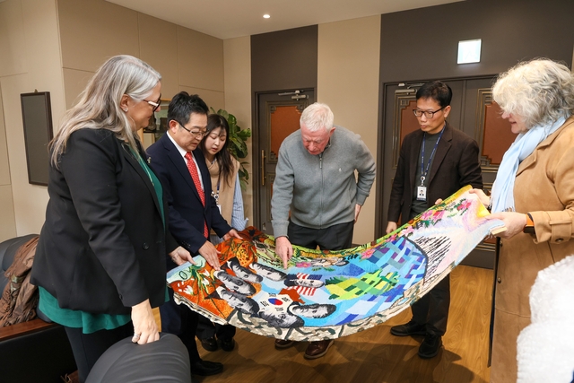 백승주(왼쪽 첫번째) 전쟁기념사업회장과 미쉘 윈트롭(맨 왼쪽) 주한아일랜드대사, 오기백 다니엘(오른쪽 두번째) 신부, 윤준식 전쟁기념사업회 전시유물부장, 작품을 기증한 재클린 도위(맨오른쪽) 여사가 작품을 살펴보고 있다. 전쟁기념사업회 제공