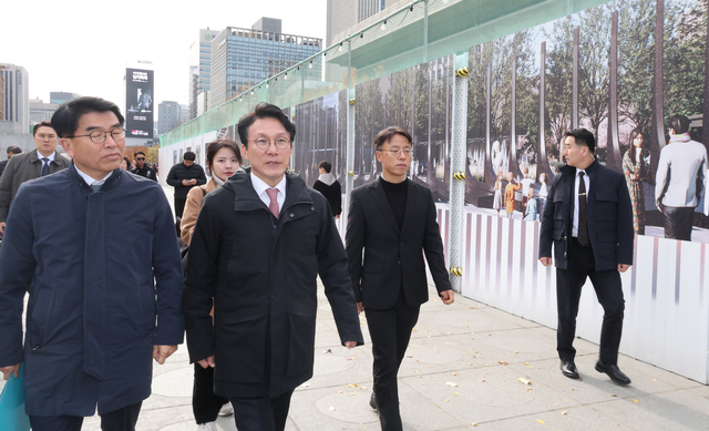 김민석 국무총리가 지난달 서울 종로구 광화문 광장에 서울시에서 한국전쟁 참전국을 기리기 위해 조성하는 ‘감사의 정원’ 공사현장 주변을 둘러보고 있다. 뉴시스