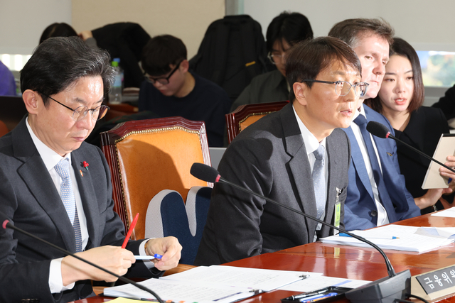 3일 국회 정무위원회에서 열린 쿠팡 개인정보 유출 사태 관련 현안질의에서 박대준 쿠팡 대표이사가 위원 질의에 답하고 있다. 왼쪽부터 이억원 금융위원장, 박대준 쿠팡 대표이사, 브랫 매티스 쿠팡 최고 정보 보호 책임자(CISO). 연합뉴스