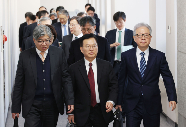 5일 전국법원장회의가 열린 서울 서초구 대법원에서 법원장들이 회의장을 향하고 있다. 공동취재