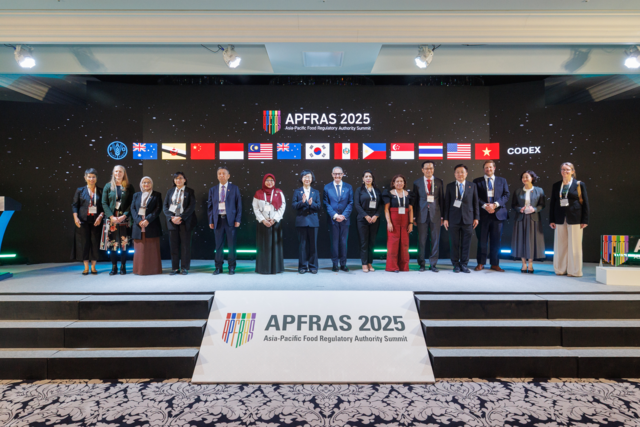 오유경(왼쪽 일곱 번째) 식품의약품안전처장을 비롯한 제3회 아시아·태평양 지역 식품 규제기관장 협의회(APFRAS 2025) 참석자들이 지난 5월 제주에서 회의를 마친 후 기념촬영을 하고 있다.  식약처 제공