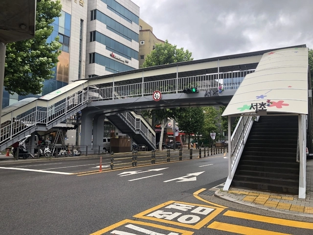 서울 서초구 방일초 앞 보도육교(캐노피 설치후). 서초구청 제공