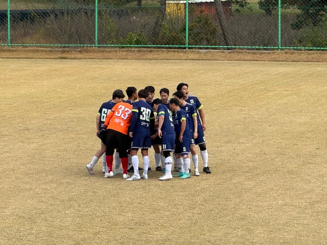국토교통부 축구동호회 회원들이 지난달 8일 충남 보령시 보령스포츠파크 박지성축구센터에서 경기 전 파이팅을 외치고 있다. 이날 열린 중앙행정기관 축구대회에서 국토부는 준우승을 거뒀다.   국토교통부 제공