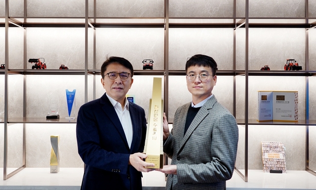 대동모빌리티가 제62회 무역의 날 기념식에서 ‘7000만불 수출의 탑’을 수상했다. 사진은 대동모빌리티 강성철(왼쪽) 프로덕트부문 부사장과 김현민 가드닝사업본부장이 기념 촬영을 하고 있는 모습. 대동 제공