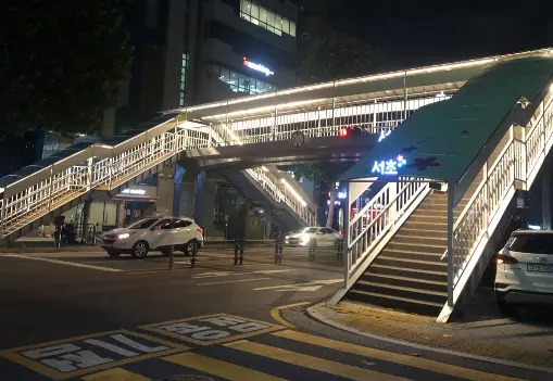 서울 서초구 방일초 앞 보도육교(캐노피 조명 설치후). 서초구청 제공