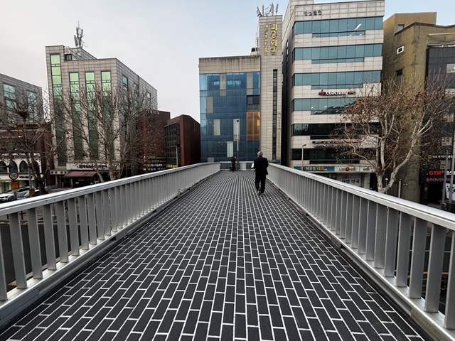 서울 서초구 방일초 앞 보도육교(캐노피 설치전). 서초구청 제공
