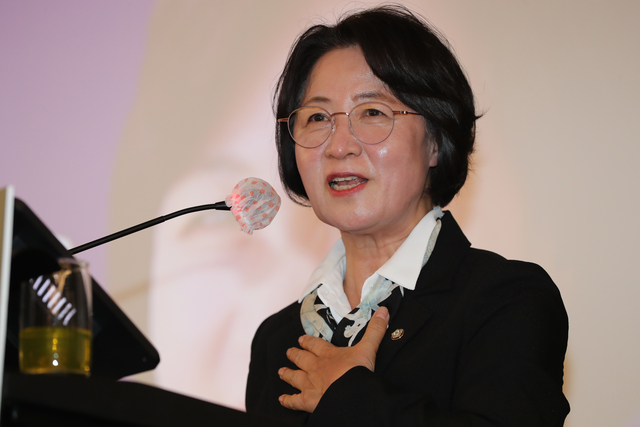 추미애 국회 법사위원장이 13일 오후 제주시 연동 썬호텔에서 열린 제15회 제주4·3평화포럼 개회식에서 기조연설을 하고 있다. 연합뉴스