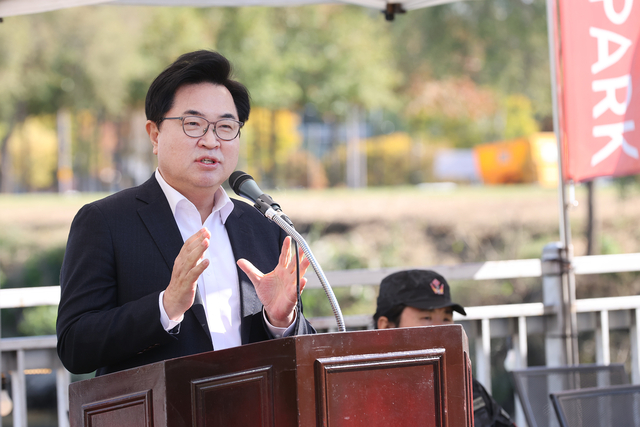 박일하 동작구청장이 지난 10월 반포서래나루터에서 열린 ‘2025년 3차 수중정화·탄소중립 행사’에 참석해 인사말을 하고 있다. 동작구청 제공