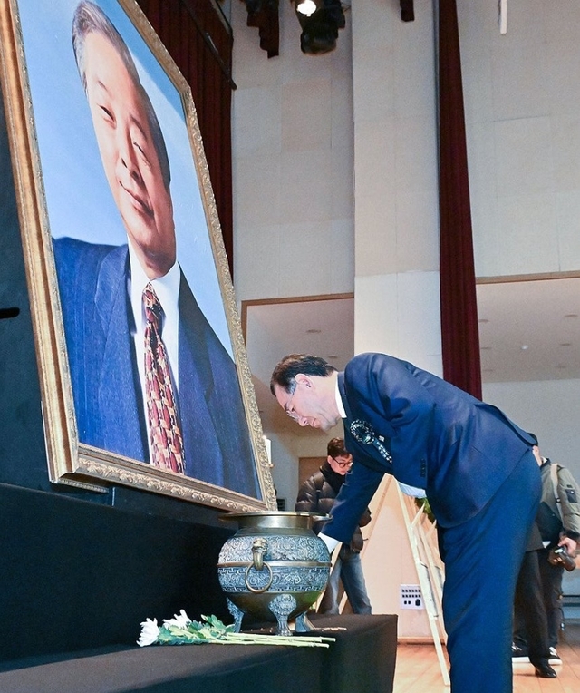 주호영 국회부의장이 11월 21일 서울 동작구 국립서울현충원에서 열린 고 김영삼 전 대통령 서거 10주기 추모식에서 분향을 하고 있다. 연합뉴스