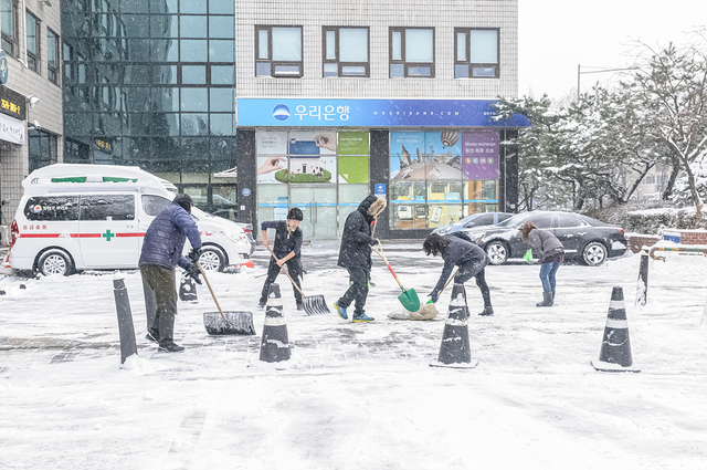 서울 양천구 점포 앞 눈 치우기 캠페인에 참여하고 있는 모습. 양천구청 제공