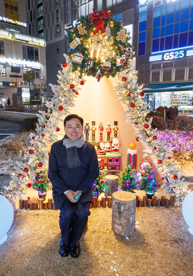 진교훈 서울 강서구청장이 발산역 1번 출구 앞 광장에 조성된 ‘마곡 위시빌리지’ 점등식을 찾아 크리스마스 조형물 앞에서 기념사진을 찍고 있다. 강서구청 제공