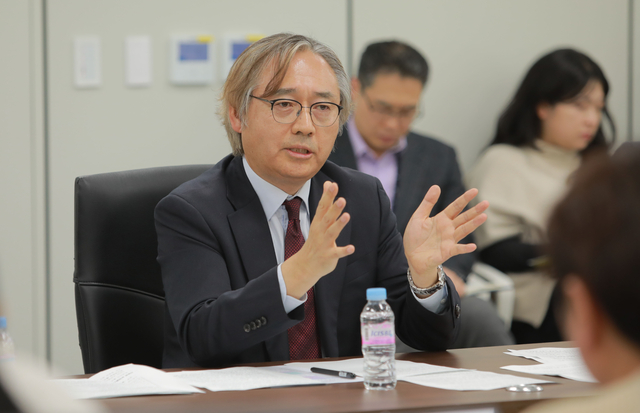 국무총리 산하 검찰개혁추진단 박찬운 자문위원장이 4일 서울 종로구 정부서울청사 창성동 별관에서 열린 기자간담회에서 발언하고 있다. 검찰개혁추진단