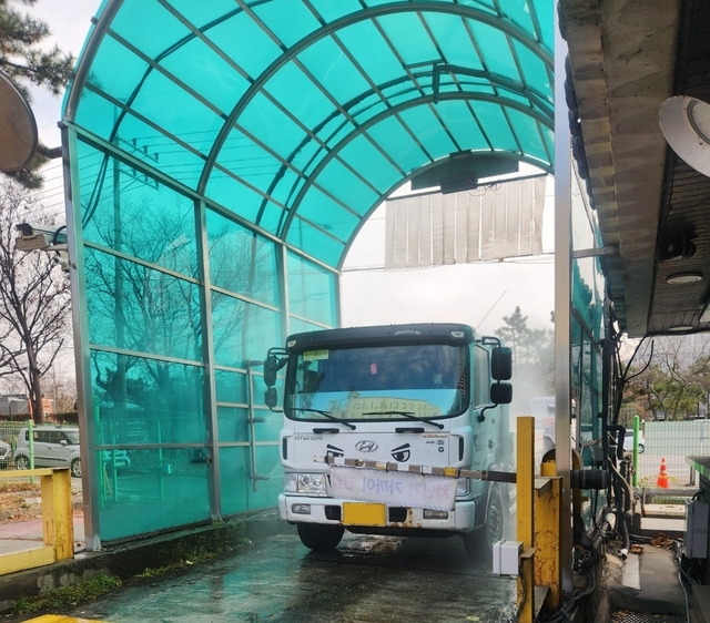 경기도가 가금류 배합사료 제조업체 14곳을 대상으로 긴급 소독관리 점검을 실시했다. 경기도 제공