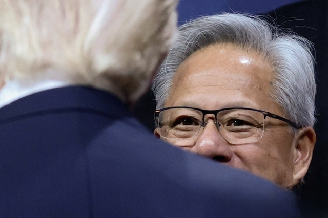 젠슨 황 엔비디아 최고경영자(CEO)가 지난달 19일(현지시간) 워싱턴DC에서 열린 미-사우디 투자 포럼에서 도널드 트럼프 대통령과 마주보고 있다. 로이터 연합뉴스 자료사진