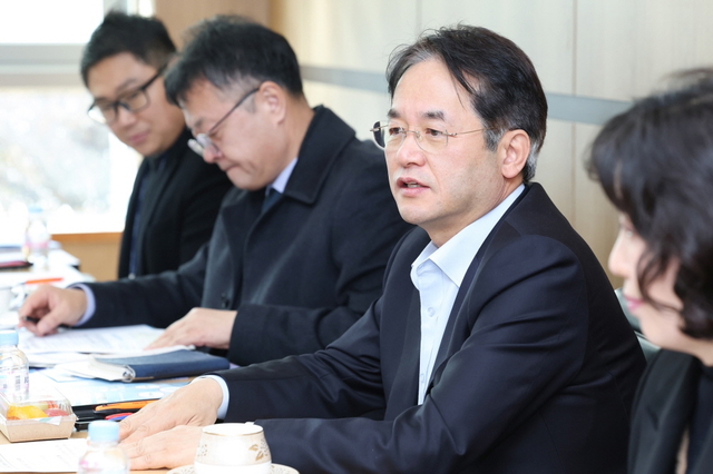 이동환 고양시장이 학교장, 운영위원장, 학부모들과 함께 자공고 2.0으로의 안정적인 전환을 위한 협력 방안에 대해 논의하고 있다. 고양시 제공