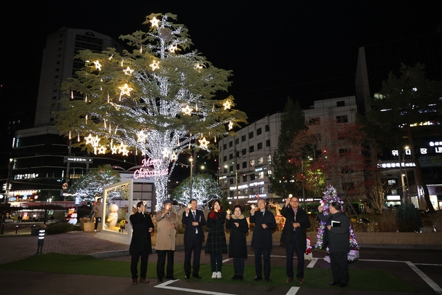 장인홍(오른쪽에서 세번째) 서울 구로구청장을 비롯한 참석자들이 성탄 트리 앞에서 기념사진을 촬영하고 있다. 구로구청 제공