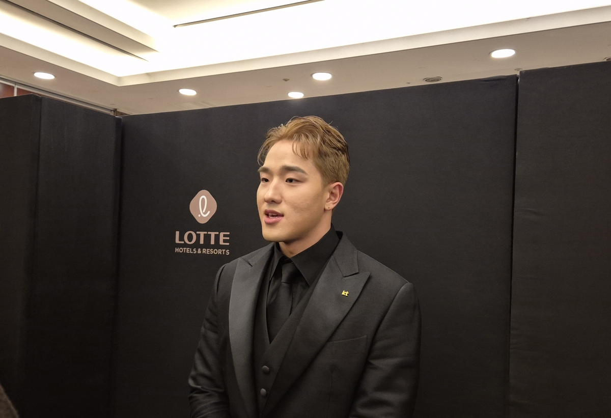 금빛 헤어로 시상식에 참석한 안현민