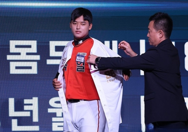 9월 17일 서울 송파구 롯데호텔 월드에서 열린 2026 KBO 신인 드래프트에서 키움 히어로즈에 1라운드 1순위 지명을 받은 천안북일고 오른손 투수 박준현이 유니폼을 입고 있다. 연합뉴스