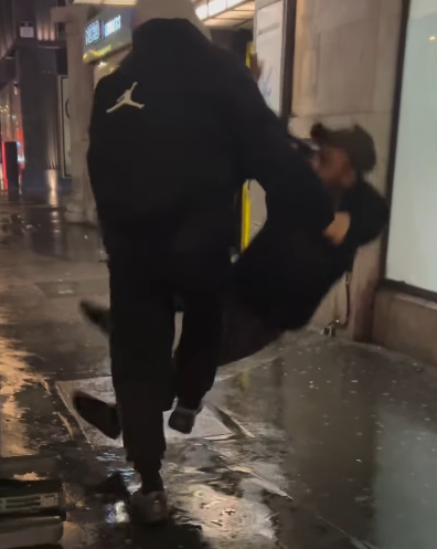 영국 런던에서 주짓수 챔피언 이반 스코코가 성추행범을 제압하고 있는 모습. SNS 캡처