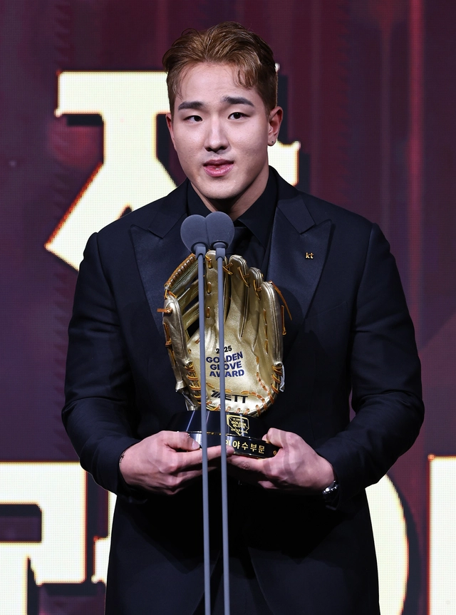 KT 안현민이 9일 서울 송파구 롯데호텔 월드에서 열린 ‘2025 KBO 골든글러브 시상식’에서 외야수 골든글러브를 수상 후 소감을 밝히고 있다. 뉴시스