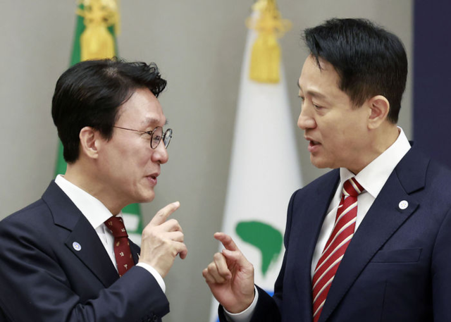 김민석(왼쪽) 국무총리와 오세훈 서울시장이 지난달 서울 용산 대통령실 청사에서 열린 중앙지방협력회의에서 대화하고 있다. 뉴시스