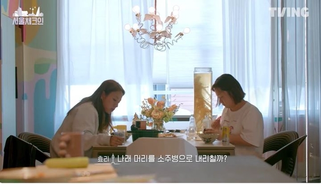2022년 4월 공개된 티빙 예능 ‘서울체크인’ 1회 미공개 영상에서 박나래의 주사에 대해 언급하고 있다. (사진출처: 서울체크인 캡처)