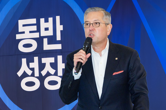 헥터 비자레알 한국GM 사장이 9일 인천 부평구 인천삼산월드체육관에서 열린 전국 협력 서비스·판매 네트워크 대표자 콘퍼런스에서 인사말을 하고 있다. 한국GM 제공