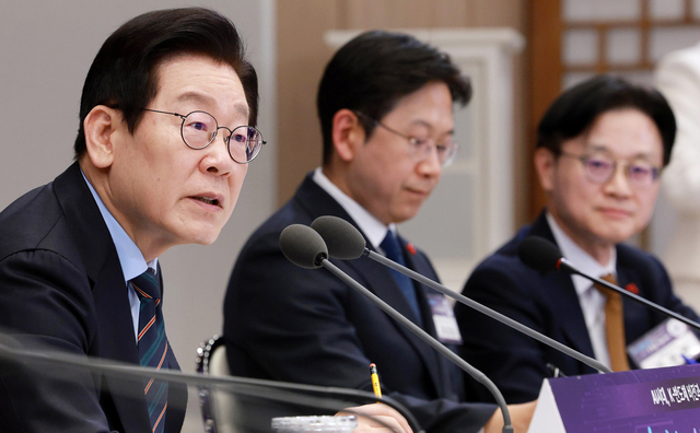 이재명 대통령이 10일 용산 대통령실에서 열린 AI 시대의 K-반도체 비전과 육성전략 보고회에서 발언하고 있다. 연합뉴스