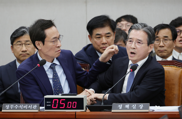 지난달 서울 여의도 국회에서 열린 운영위원회 전체회의에서 김용범 대통령실 정책실장이 국민의힘 김은혜 의원의 질의에 답하는 도중 언쟁을 이어가자 우상호 대통령실 정무수석이 이를 제지하고 있다. 연합뉴스