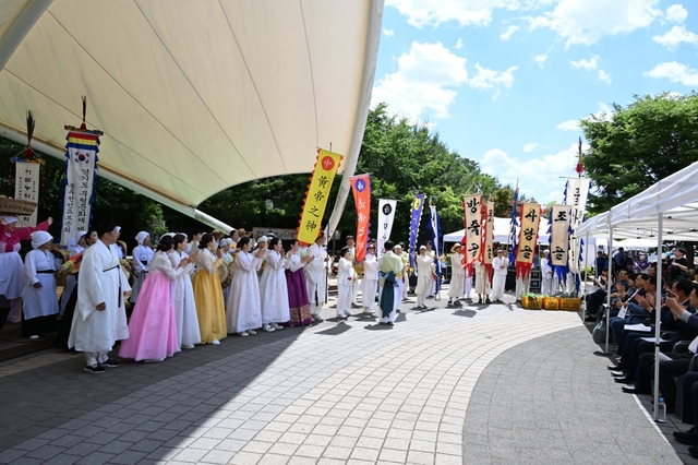 동두천시는 오는 23일 오후 2시 동두천시 평생학습관 한울림 공연장에서 동두천무형문화재연합회 주관으로 ‘2025년 동두천 무형유산 대축제’를 개최한다.