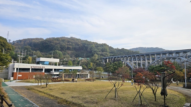 게족산 아래에 신축 준공된 길치문화체육센터 전경.