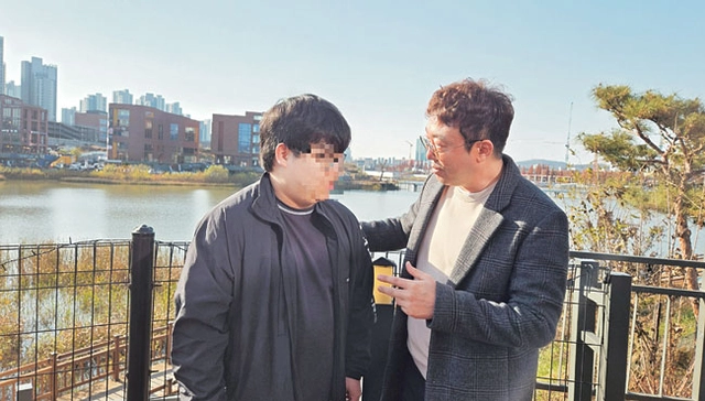 지난 11월 29일 승강기 기능사 자격증 취득에 도전한 학생이 사업평가회 참석자와 대화를 나누는 모습.  초록우산 제공