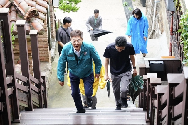 안전 취약지역 현장 방문한 정문헌 종로구청장. 종로구청 제공