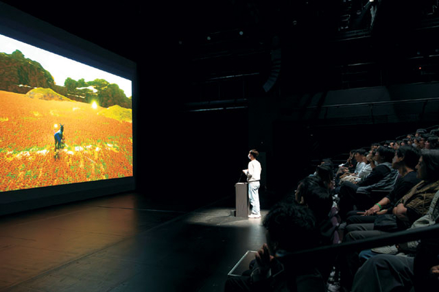 ‘에세즈 메세즈’에 참여한 한 관객이 컨트롤러를 쥔 채 게임을 진행하고 있다.   대학로극장 쿼드 제공