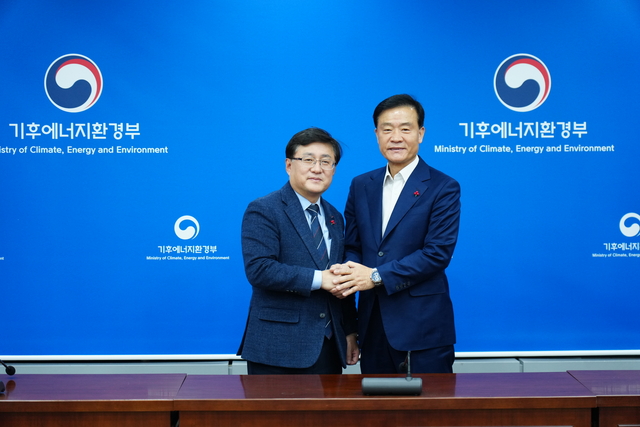 김영환(왼쪽) 기후에너지환경부 장관과 이승로(오른쪽) 성북구청장이 기념사진을 촬영하고 있다. 성북구청 제공