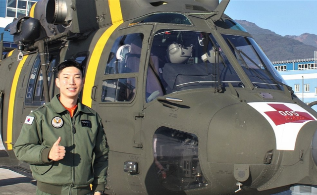 군 의무후송헬기(메디온) 앞에서 선 이지홍 대위. 육군 제공