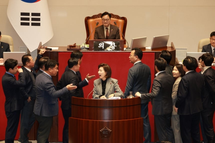 나경원 필리버스터 마이크, 61년전 DJ 이후 처음 꺼졌다