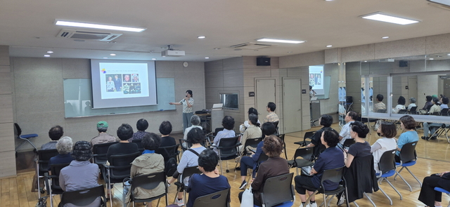 성북구 동선보건지소가 치매예방 교육 프로그램을 진행하고 있다. 성북구청 제공