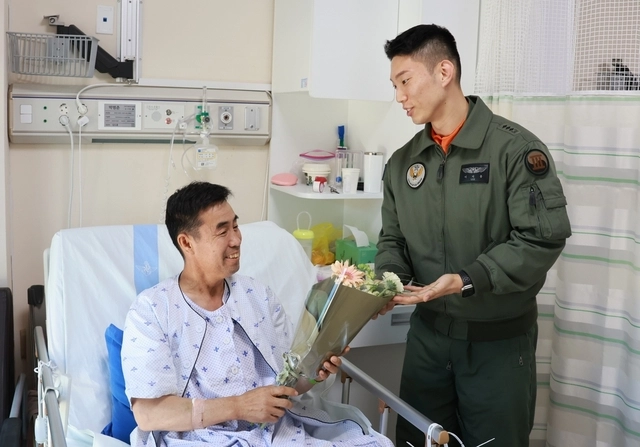 이지홍 대위가 국군수도병원에 방문해 박병춘 씨를 병문안하는 모습. 육군 제공