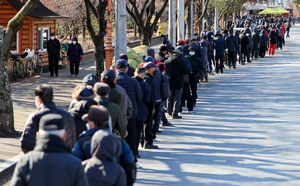 춥지만… ‘한끼’ 위한 긴 기다림