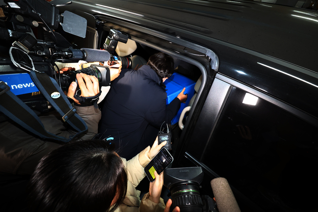 경찰이 고객 3370만명의 개인정보가 유출된 쿠팡에 대한 강제 수사에 나섰다. 경찰 수사관들이 9일 오후 서울 송파구 쿠팡 본사에서 상자를 들고 나서고 있다. 연합뉴스