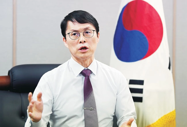 최원호 원자력안전위원회 위원장이 지난 2일 원자력 발전 계속운전 심의에 대해 설명하고 있다.  박윤슬 기자