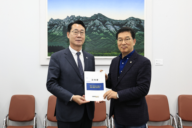 대한민국특례시시장협의회장인 정명근(왼쪽) 경기 화성시장이 10일 국회 행정안전위원장실에서 신정훈(더물어민주당) 위원장 등을 만나 ‘특례시 지원에 관한 특별법’ 제정을 촉구하는 건의문을 전달하고 있다. 화성시청 제공