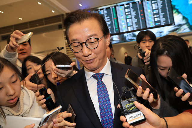 전재수(가운데) 해양수산부 장관이 11일 오전 인천국제공항을 통해 귀국한 후 취재진의 질문을 받으며 이동하고 있다. 뉴시스