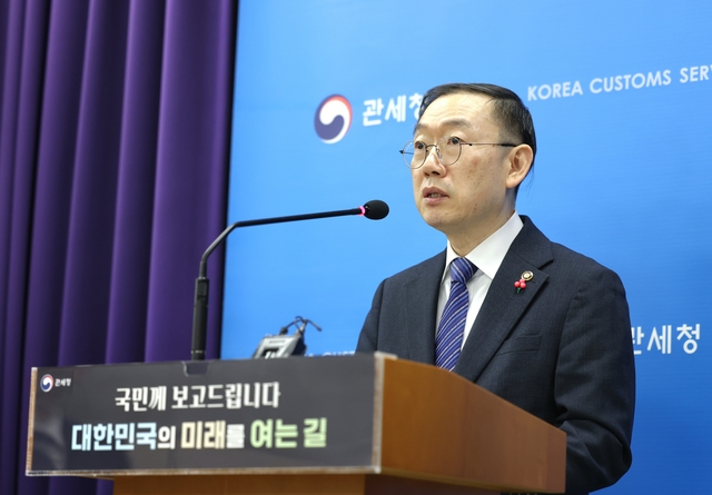 이명구 관세청장 11일 정부대전청사에서 관세청 중점 추진과제 발표 후 질의에 응답하고 있다. 관세청 제공