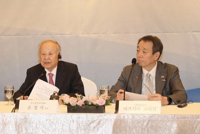 11일 서울 중구 롯데호텔에서 열린 주한일본대사 초청 한국경영자총협회(경총) 회장단 간담회에서 손경식 경총 회장이 발언하고 있다. 손 회장 오른쪽은 미즈시마 코이치 주한일본대사. 경총 제공