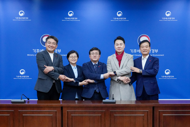 오언석(오른쪽 두 번째) 도봉구청장과 김성환 기후에너지환경부 장관이 기념촬영을 하고 있다. 도봉구청 제공