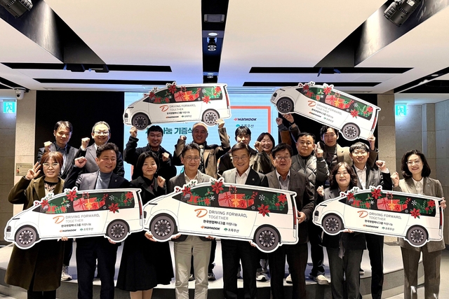 10일 경기 성남시에 위치한 한국앤컴퍼니그룹 판교 본사 ‘테크노플렉스’에서 열린 ‘2025 차량나눔 기증식’에서 김준현(가운데 왼쪽) 한국앤컴퍼니㈜ 경영총괄, 황영기(가운데 오른쪽) 초록우산 회장 등 주요 참석자들이 기념 촬영을 하고 있다. 한국앤컴퍼니그룹 제공